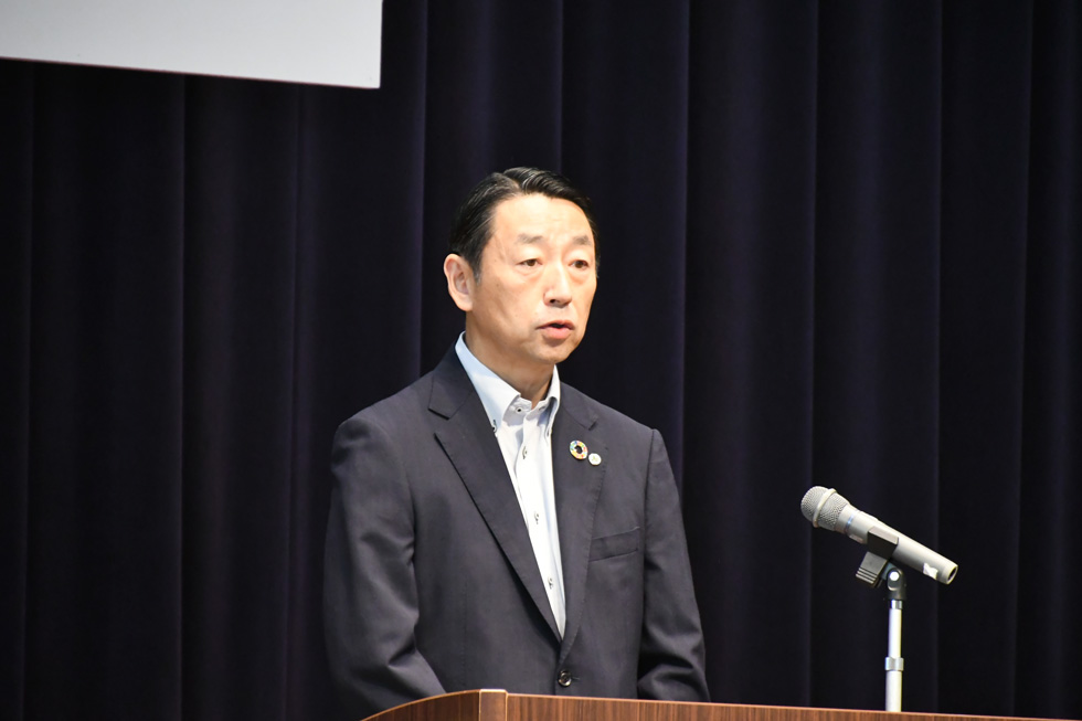 あいさつをする河田副市長