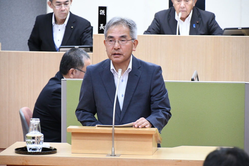 監査報告をする柴田 榮則代表監査委員