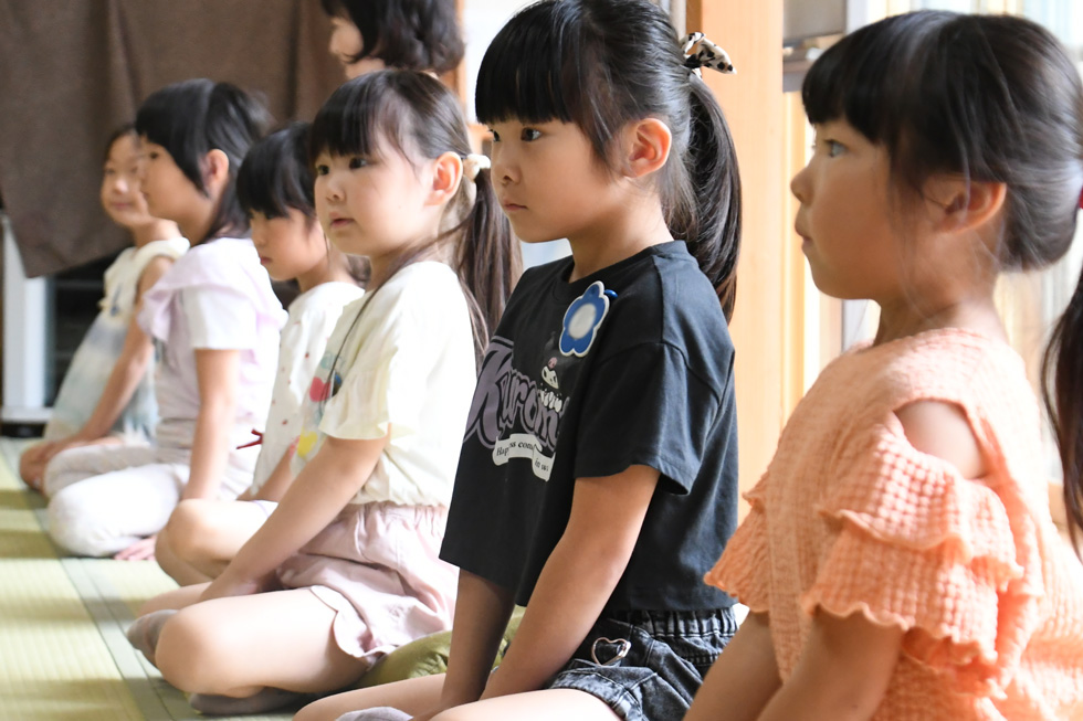 座禅を練習する園児たち