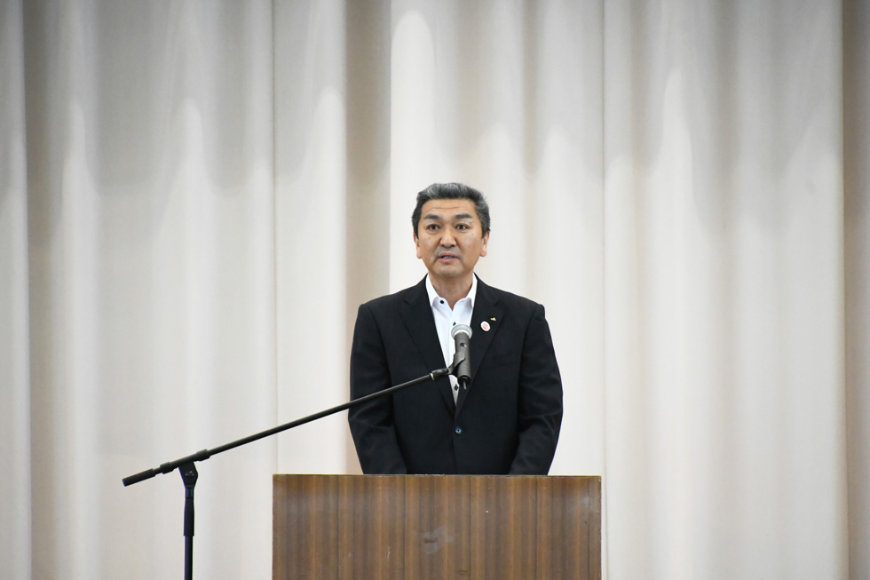 あいさつをする小笠原代表理事組合長