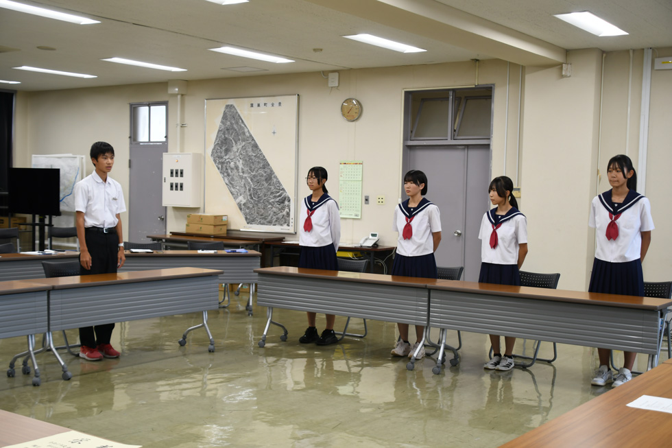 報告をする鷹巣中学校陸上競技部