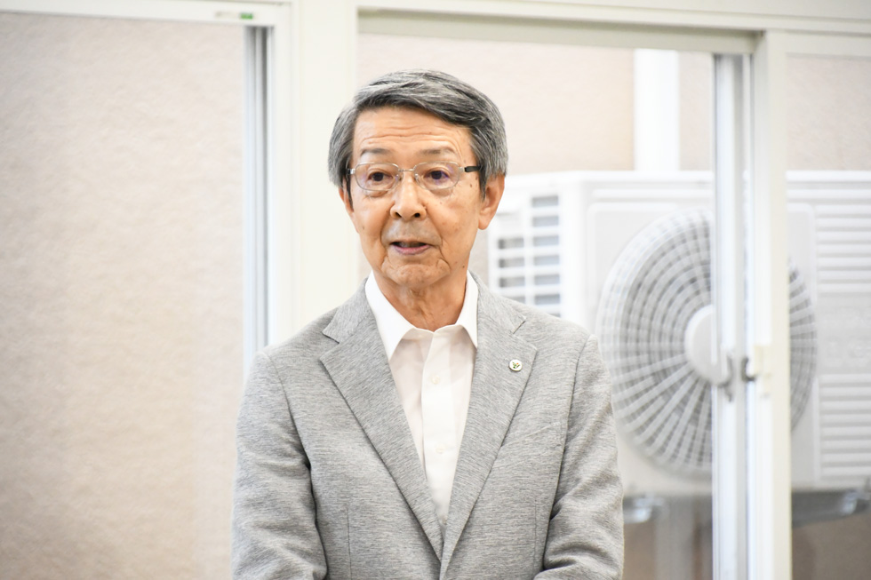 選手を労う津谷市長