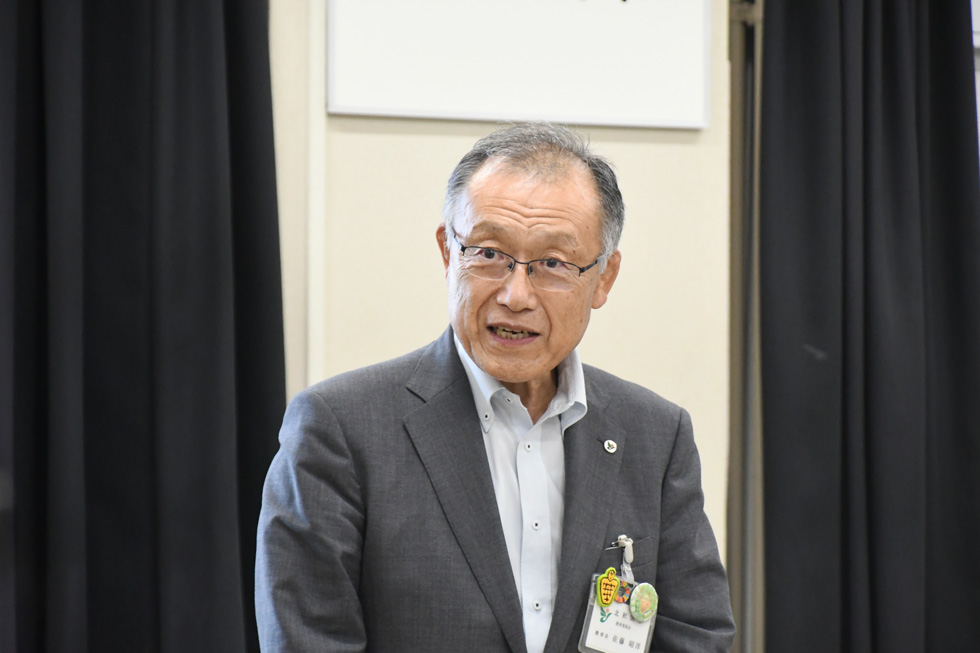選手を称える佐藤教育長