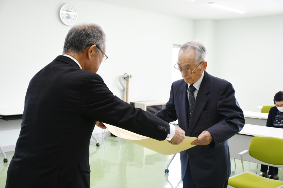 勲記を受け取る今野さん