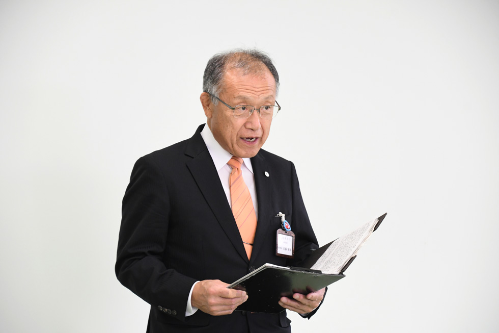 お祝いの言葉を述べる佐藤教育長