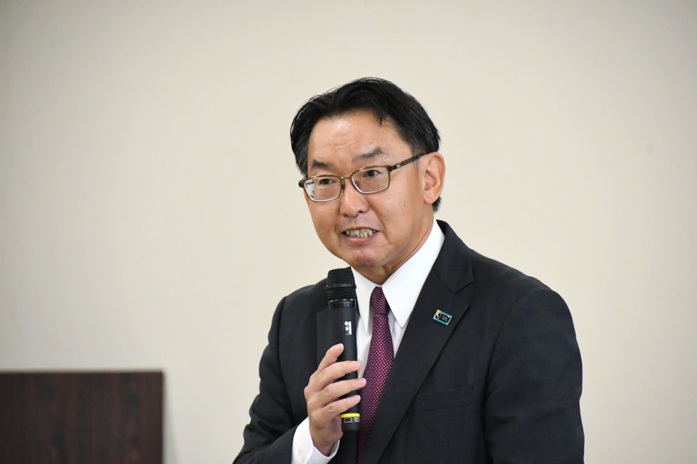 あいさつをする岸本支社長
