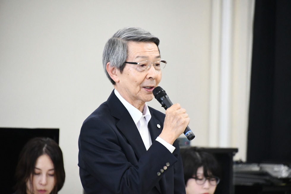 あいさつをする津谷市長