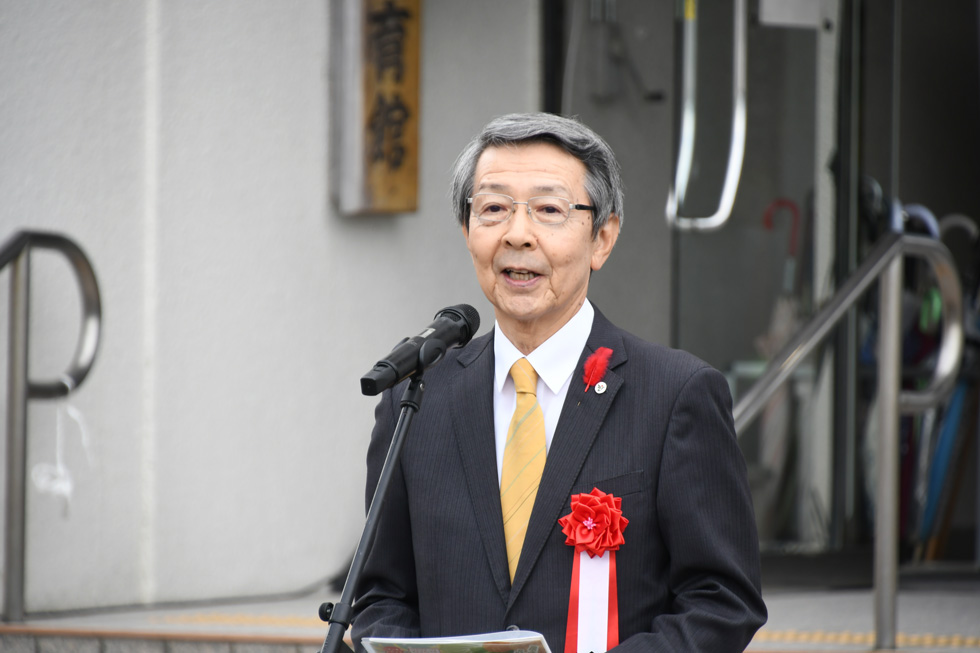 あいさつをする津谷市長
