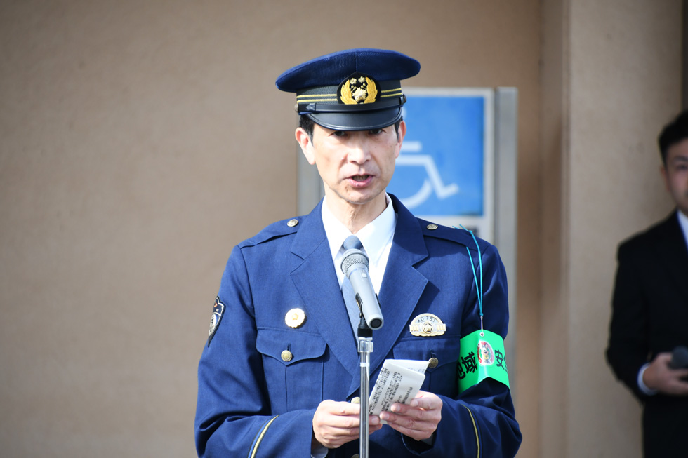 あいさつをする茂木署長