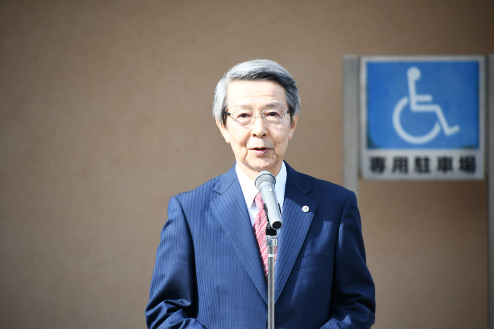 あいさつをする津谷市長