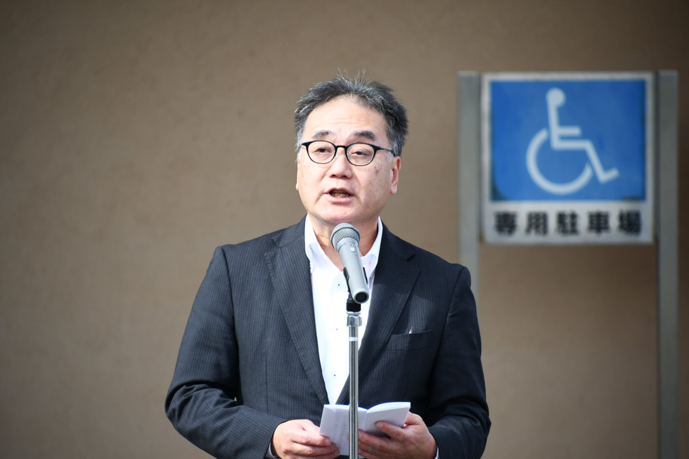 あいさつをする惠比原副村長