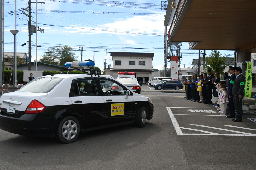 園児たちの号令とともにパトロール車両が出動