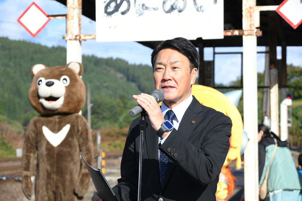 あいさつをする長峰社長