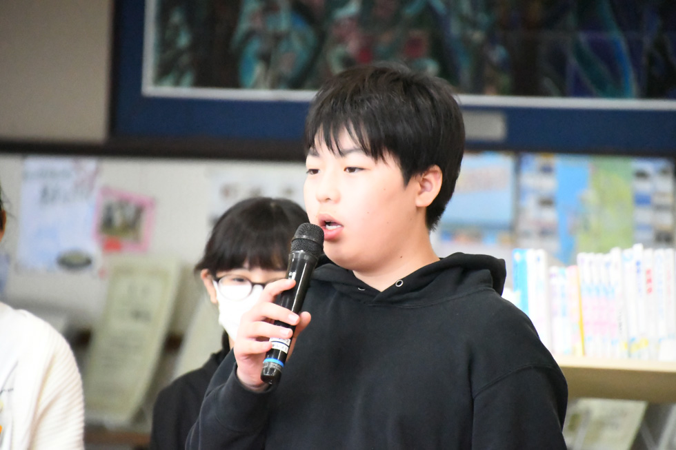 給食の感想を述べる片岡さん