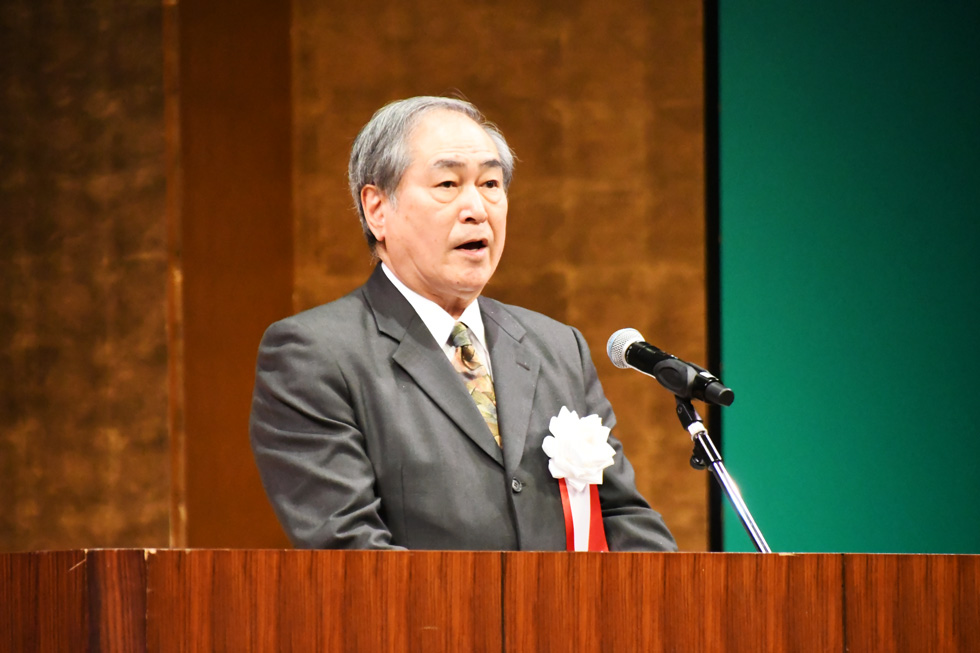 あいさつをする田口会長