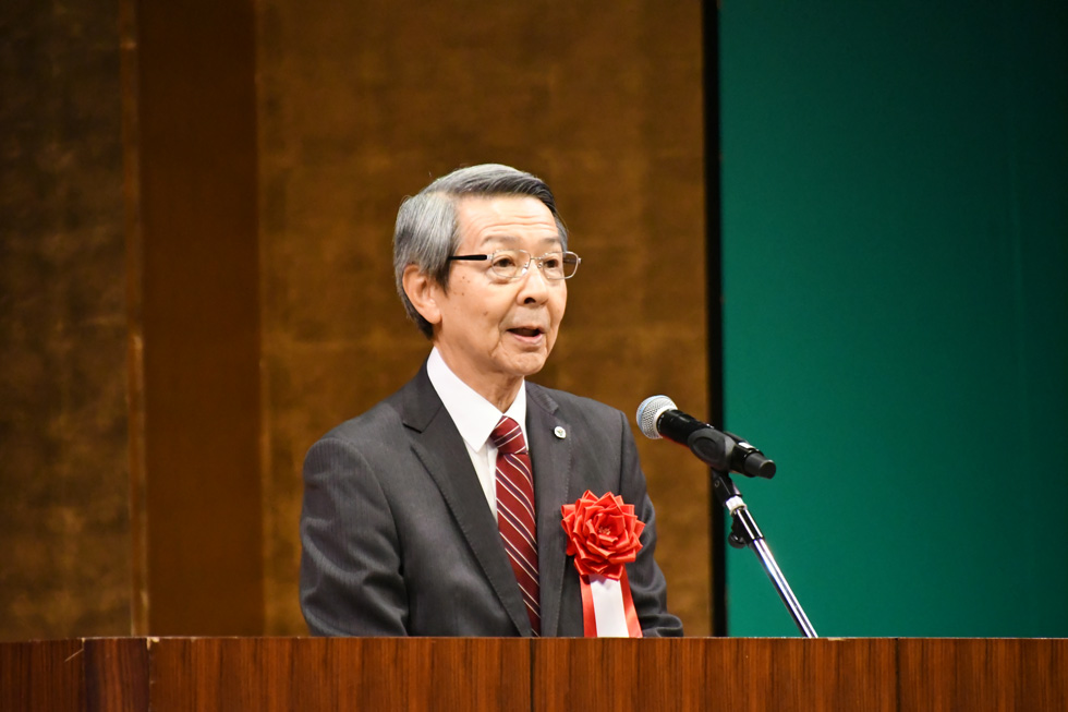 お祝いの言葉を述べる津谷市長