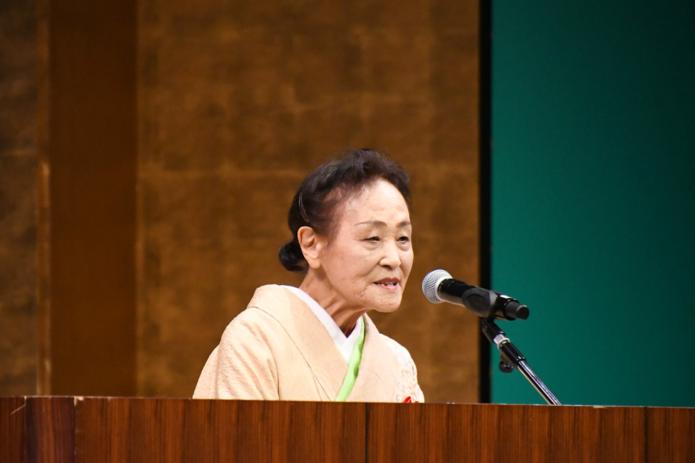 受賞者代表あいさつを述べる伊東さん