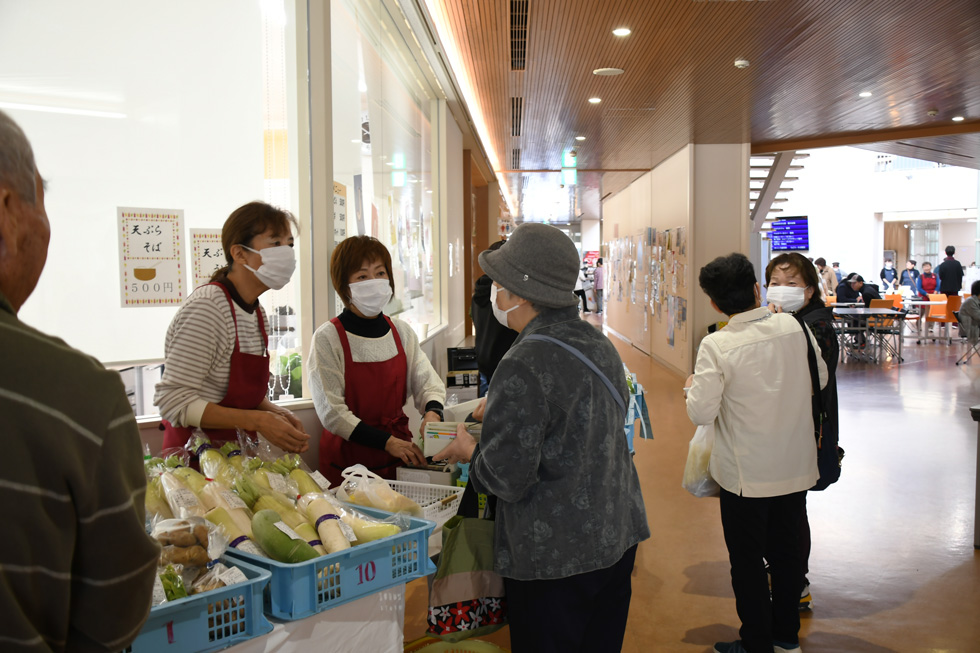 販売コーナーの様子（JAまごころ直売所）