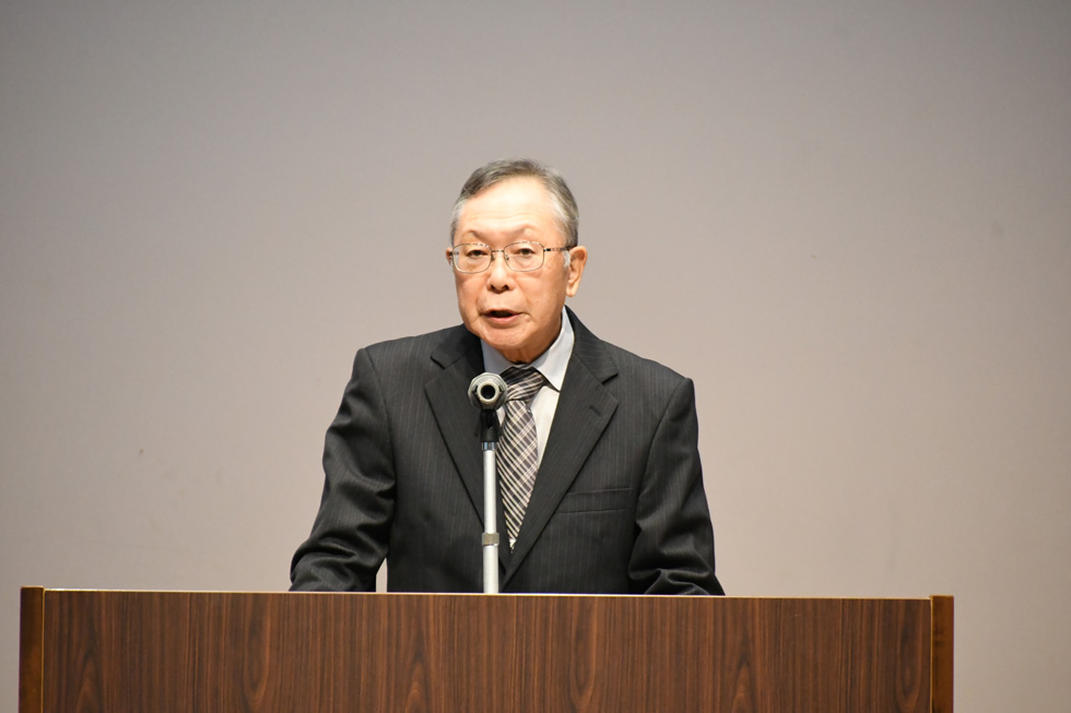 あいさつをする佐藤会長