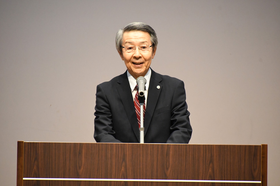 祝辞を述べる津谷市長