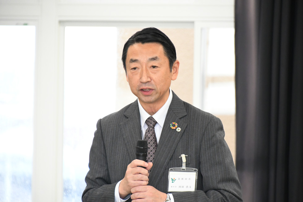 あいさつをする河田副市長