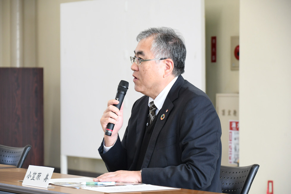 質問をする委員