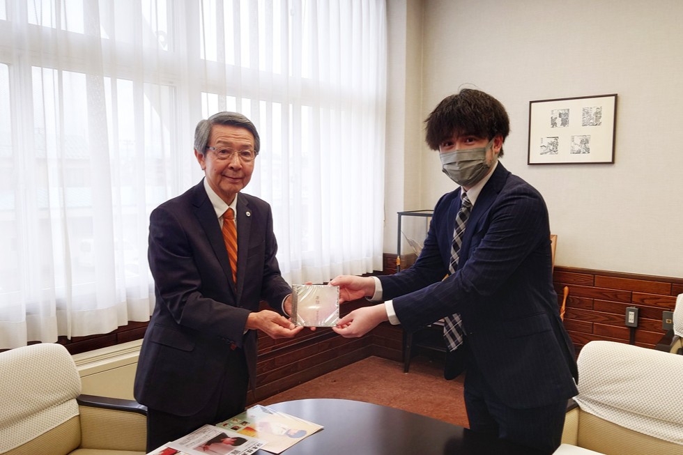 日景健貴さん ニューアルバム「夢解」贈呈