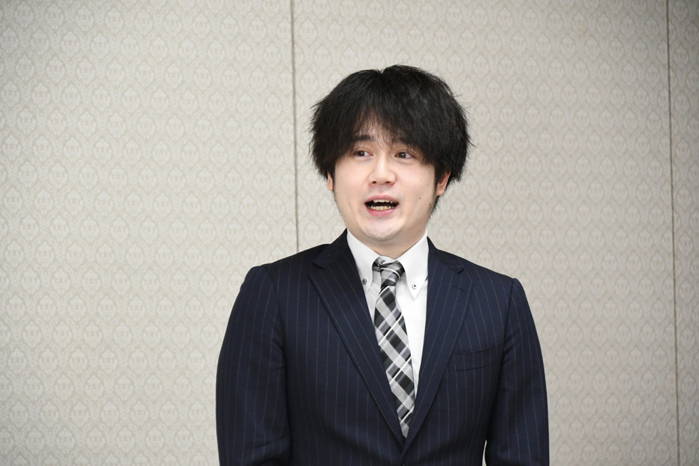 楽曲制作の思いを語る日景さん