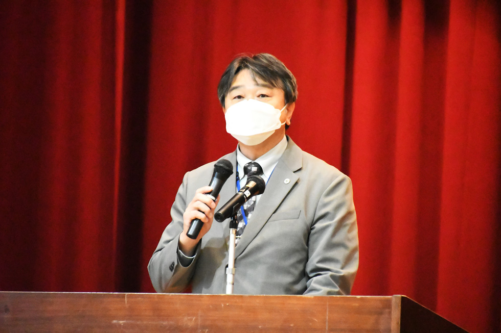 あいさつをする茂内学校教育課長 