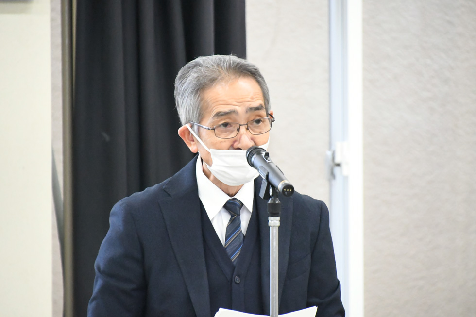 あいさつを述べる成田会長