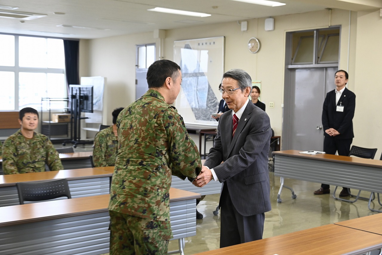津谷市長と谷口中隊長