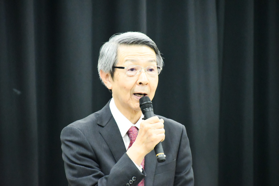 あいさつをする津谷市長