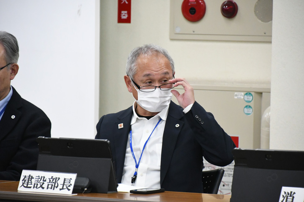 質問をする長岐建設部長