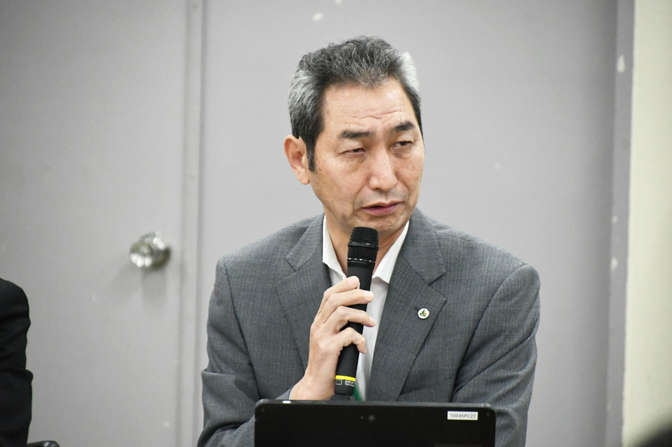 質問をする小塚会計管理者