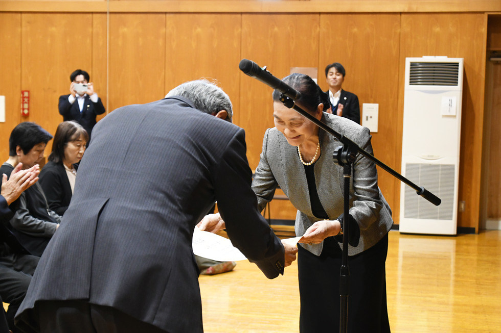 退任される委員へ感謝状を贈呈