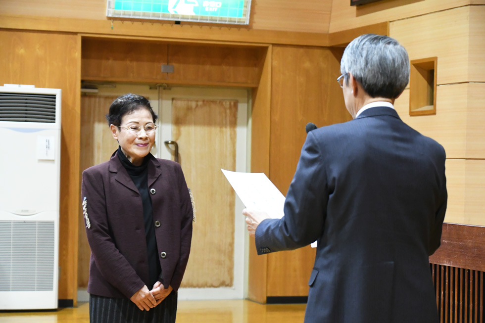 新任の委員へ委嘱状を交付