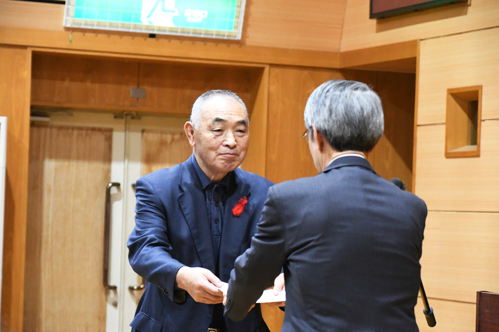 再任の委員へ委嘱状を交付