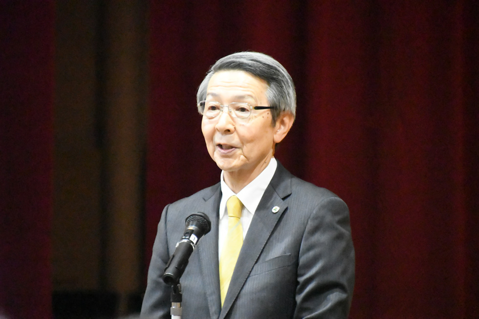 あいさつをする津谷市長