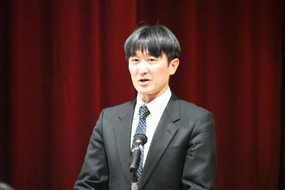 あいさつをする堀田事務局長