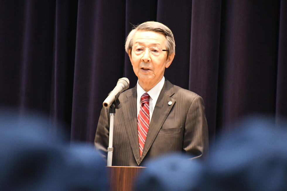 あいさつをする津谷市長