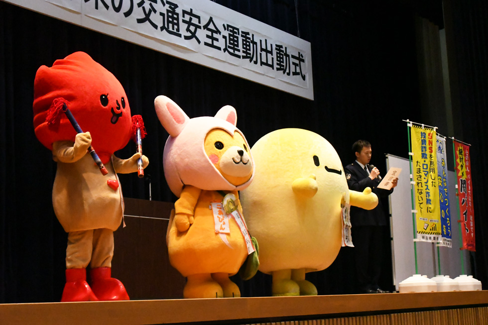 右から「バタもっち」「こあぴょん」「まとびくん」