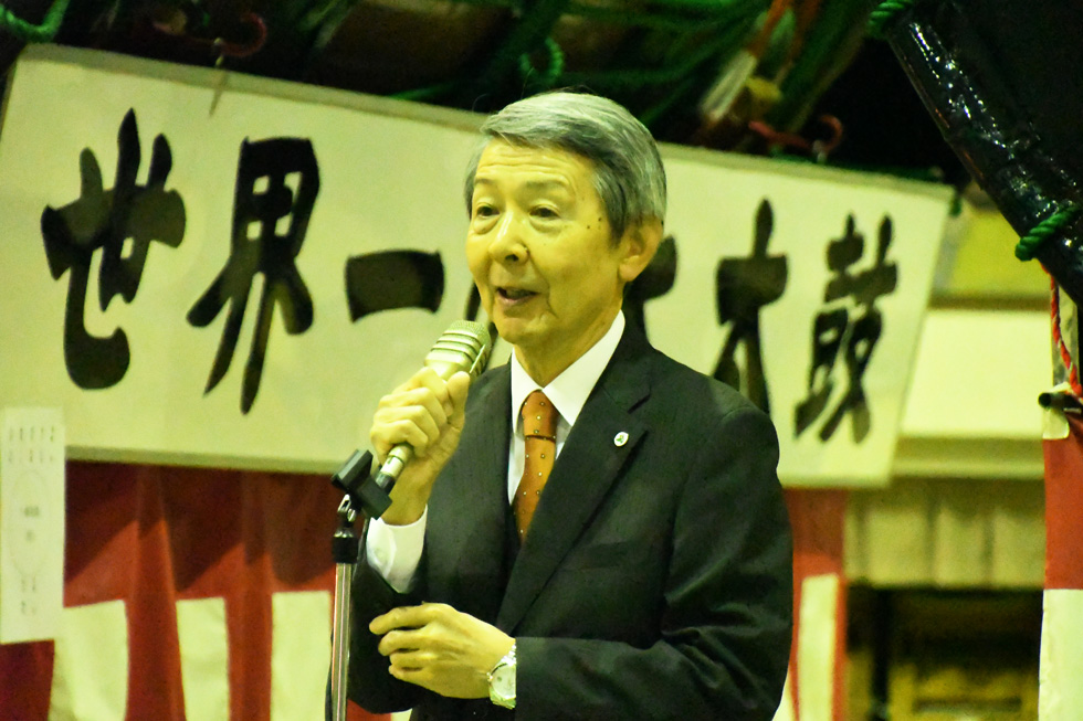 あいさつをする津谷市長