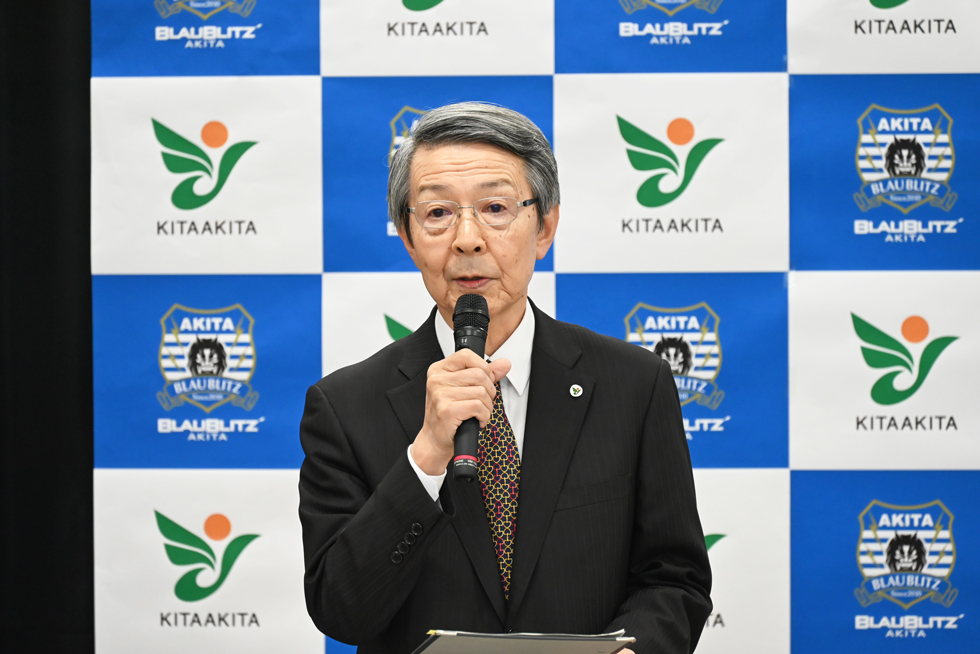 あいさつする津谷市長