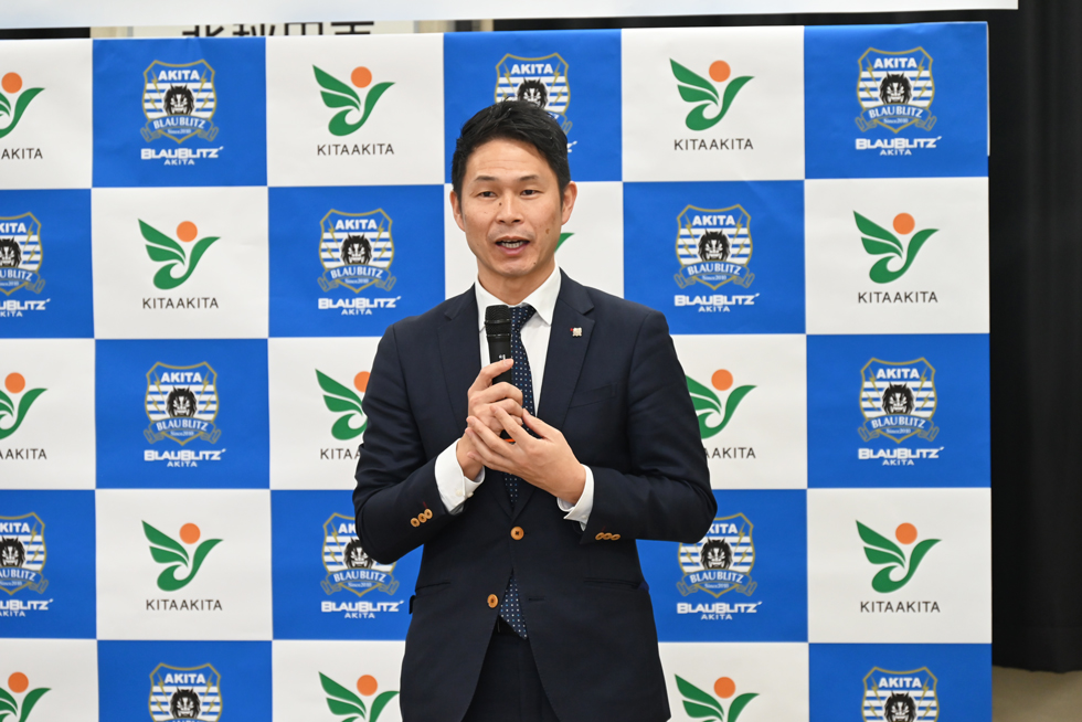 あいさつする岩瀬代表理事