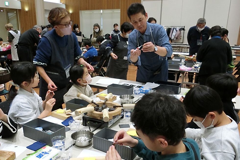 総合学習 樺細工マスコット作りの様子 