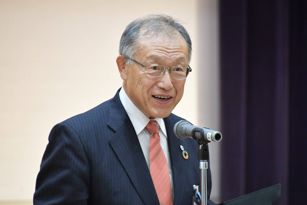 あいさつをする佐藤教育長