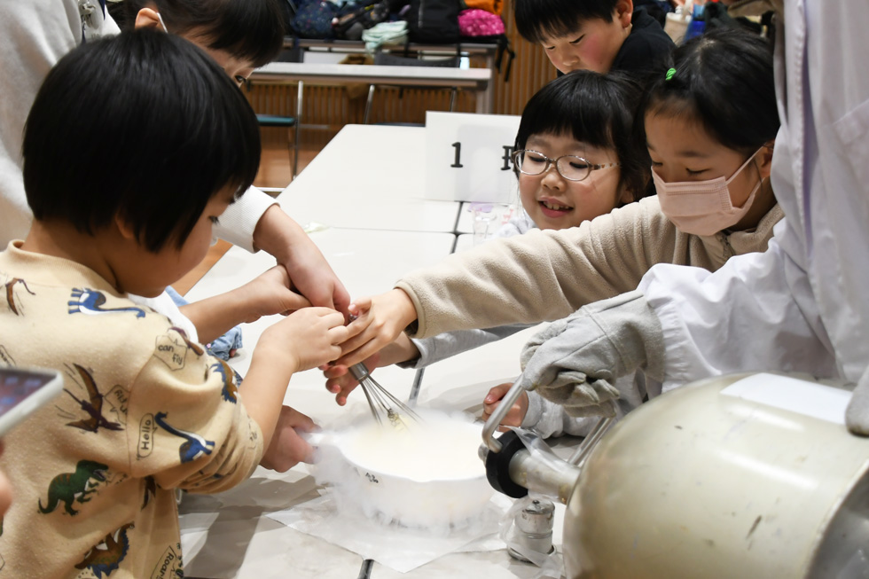 理科 アイスクリーム作りの様子