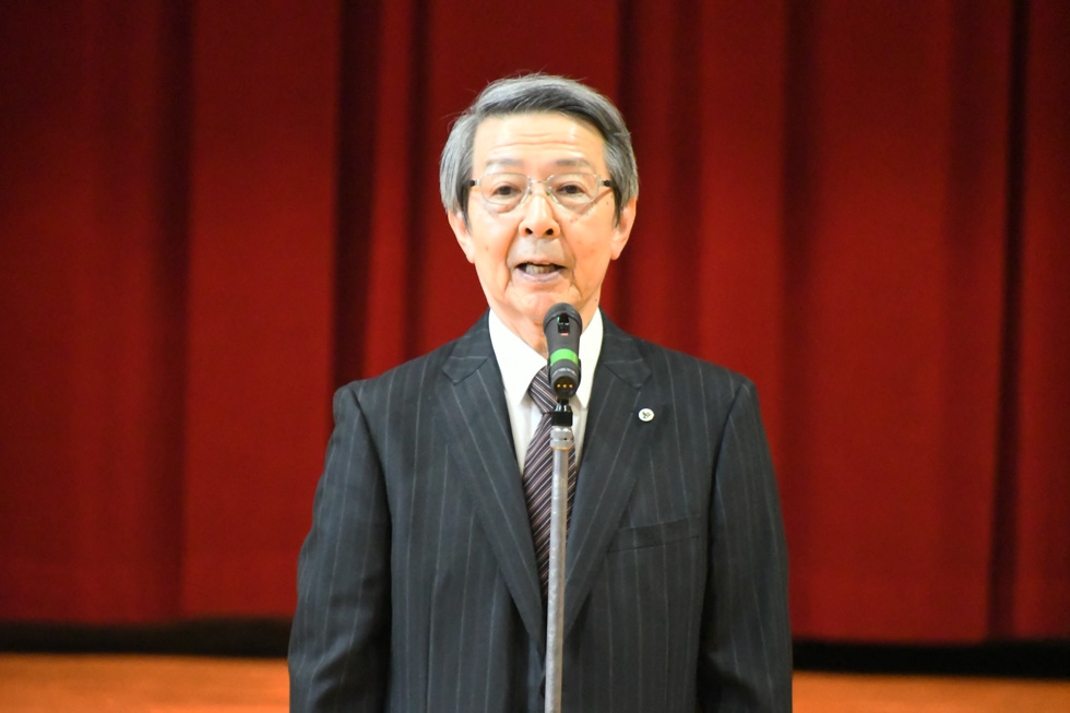 あいさつをする津谷市長