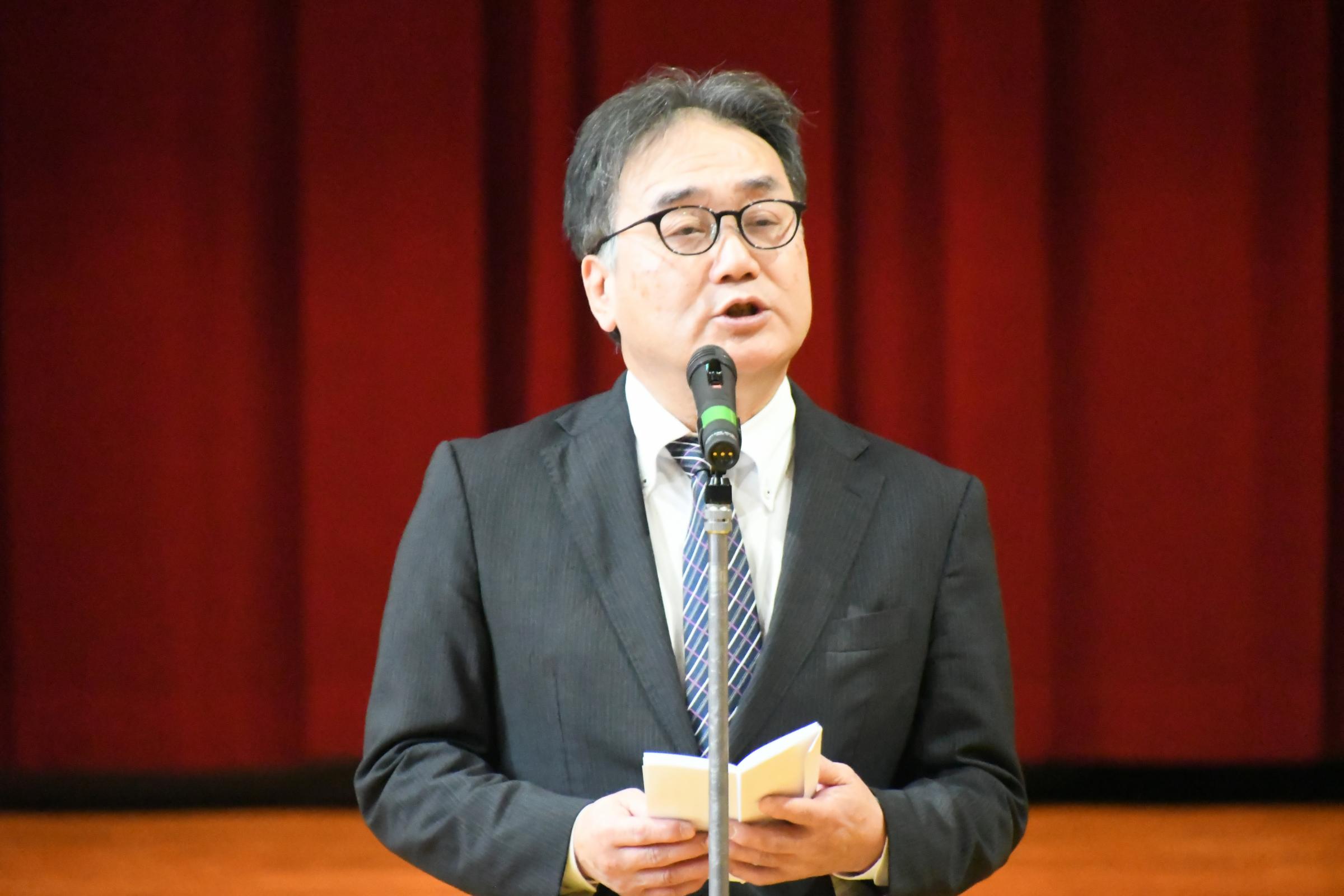 あいさつをする惠比原上小阿仁村副村長