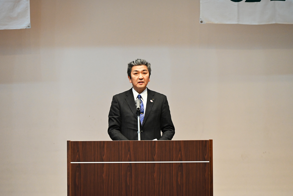 あいさつする小笠原代表理事組合長